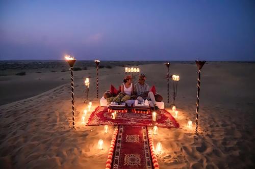 Couple Overnight-Stay in the Desert