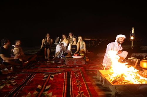 Friends Overnight-Stay in the Desert